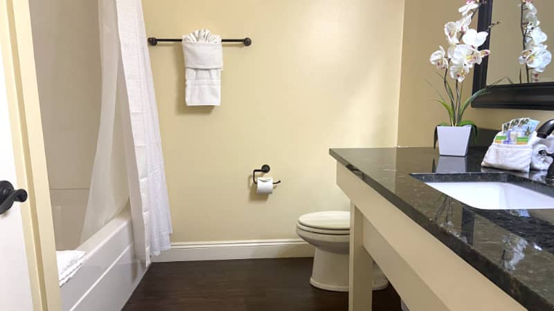 30-A Inn & Suites Bathroom Tub
