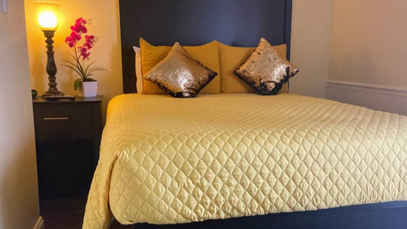 30-A Inn & Suites Queen Bed